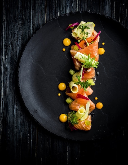 Carpaccio de saumon mariné à la fleur de sel de Denny Imbroisi