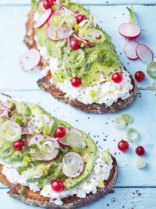 recette_de_avocado_toasts_a_la_mousse_chavroux ®