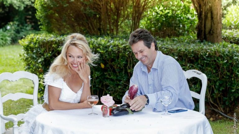 Pamela Anderson quitte son restaurant