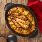 recette de Pintade en cocotte à la crème et aux girolles