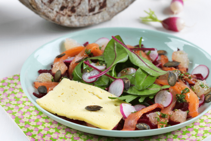 Salade de printemps à la Tomme de Savoie