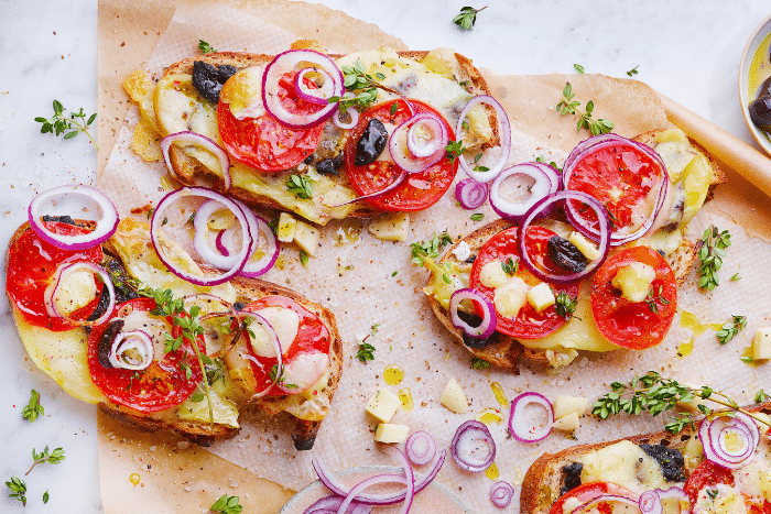 Tartines aux tomates et Saint Nectaire