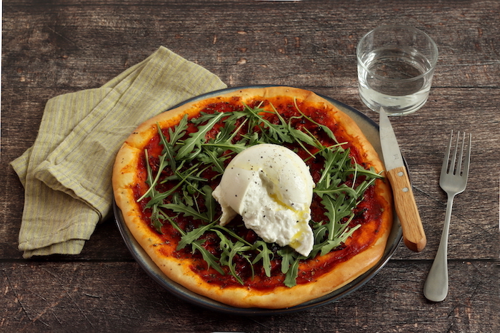 recette de Pizza à la tomate et burrata fraîche