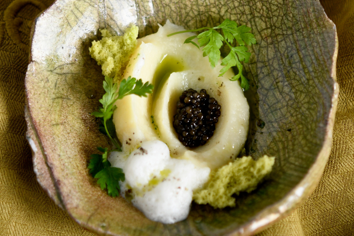 Mousseline de cerfeuil tubéreux au caviar