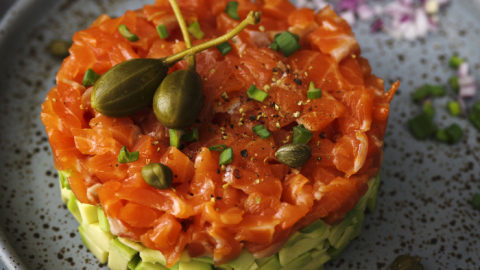 Tartare de saumon à l’avocat et aux caprons