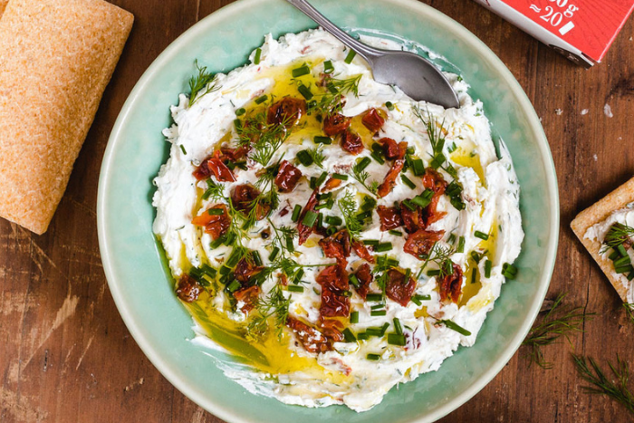 Labneh aux herbes et tomates confites