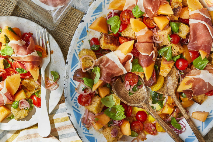 Salade panzanella au melon et au Parme