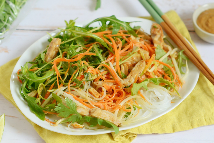 Salade vietnamienne à la roquette et au poulet