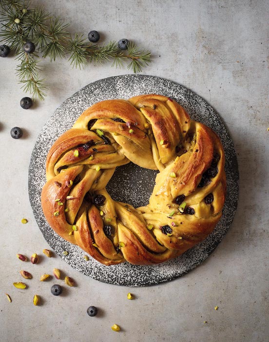 recette de Couronne tressée aux pistaches et myrtilles