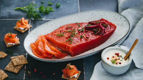 Gravlax de saumon à la betterave et à la vodka