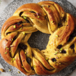 Couronne tressée aux pistaches et myrtilles