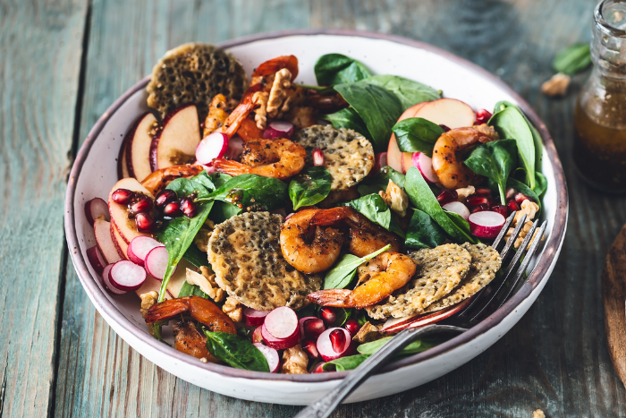 Salade aux crevettes et chips de Fourme