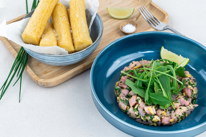 Tartare de veau aux olives et frites de panisse