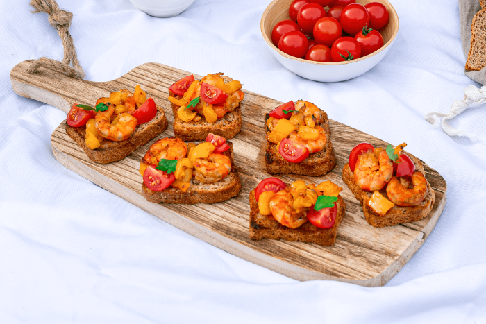 Bruschettas tomates poivrons et crevettes