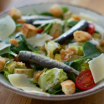 Salade César aux sardines aux échalotes