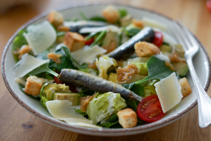 Salade César aux sardines aux échalotes