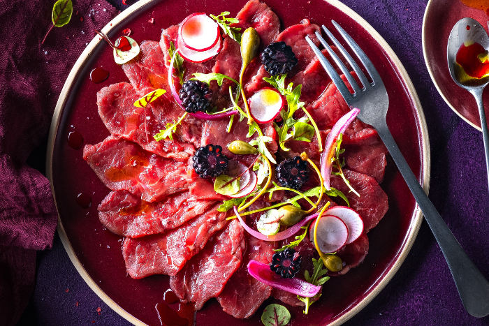 Carpaccio de boeuf aux mûres fraîches