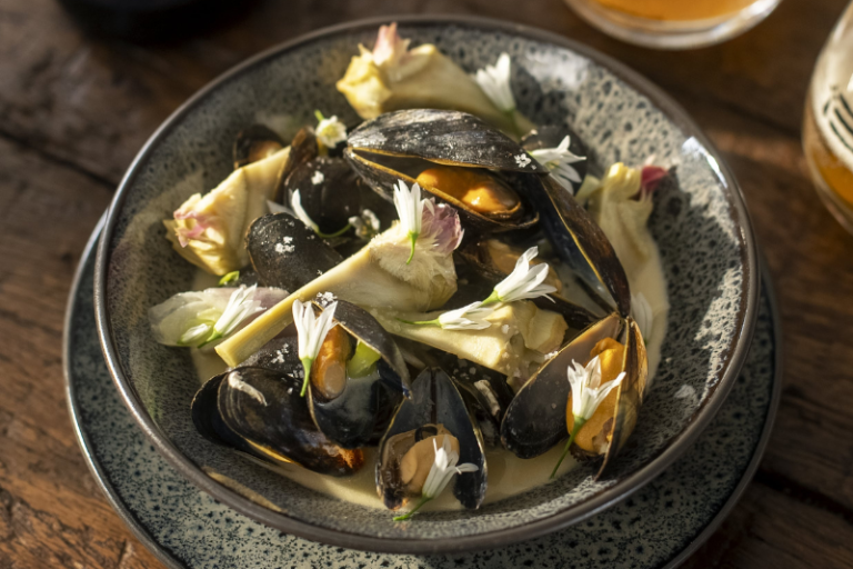 Moules marinières foin et artichauts