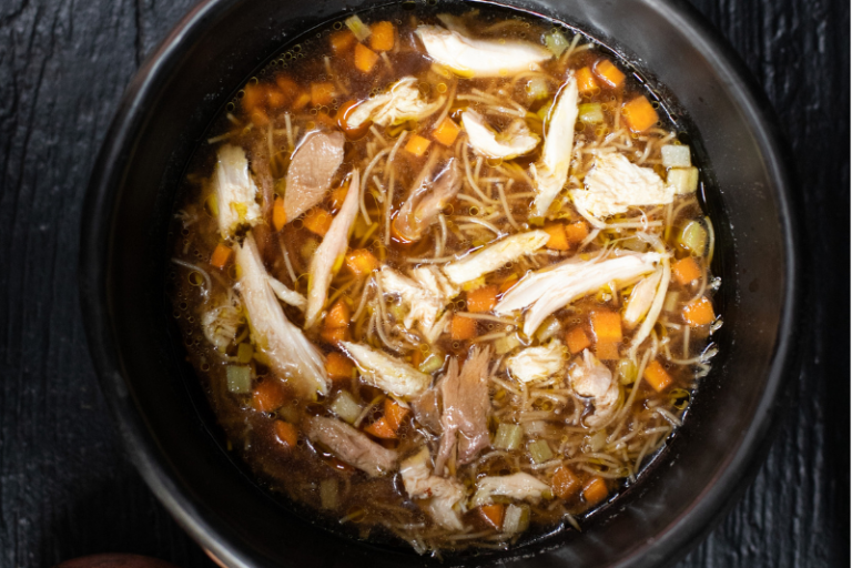 Bouillon de poulet fermier et vermicelles