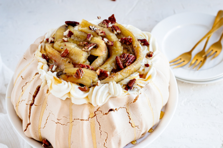 Pavlova aux bananes flambées