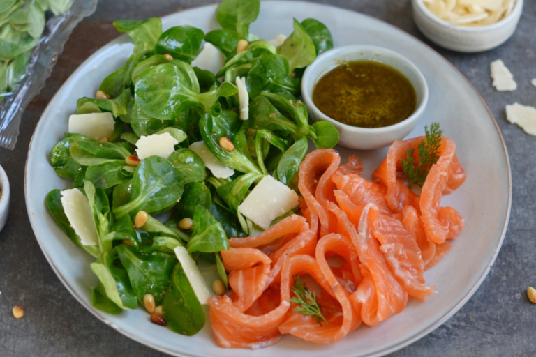 Saumon gravlax et salade de mâche