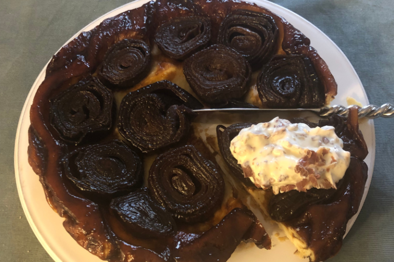 Tatin d’oignons et crème de Bresse