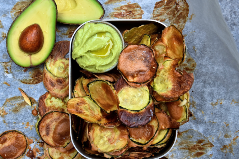 Chips de courgettes à l’aïoli d’avocat