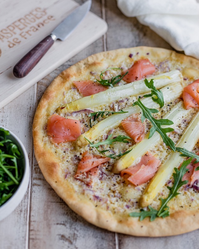 recette de Pizza aux asperges et saumon fumé