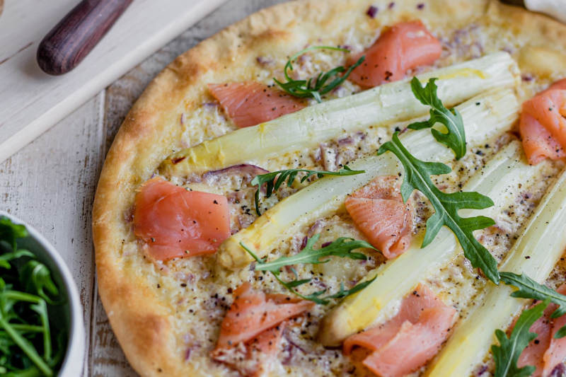 Pizza aux asperges et saumon fumé