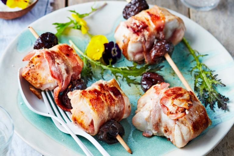 Brochettes de lapin au lard et pruneaux