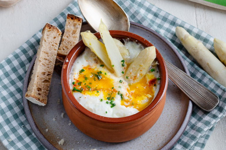 Oeufs cocotte aux asperges blanches