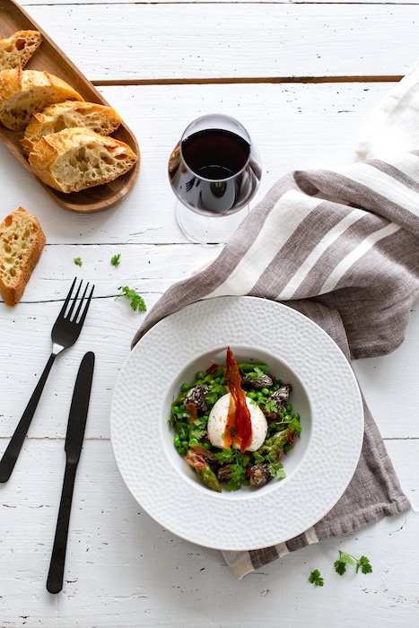 Poêlée d’asperges aux morilles et œuf mollet