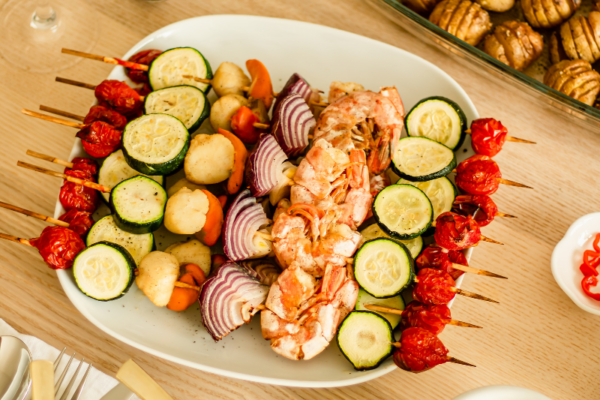 Brochettes de crevettes et Saint-Jacques aux légumes - Kiss My Chef