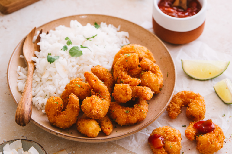 Crevettes frites et salsa à la tomate