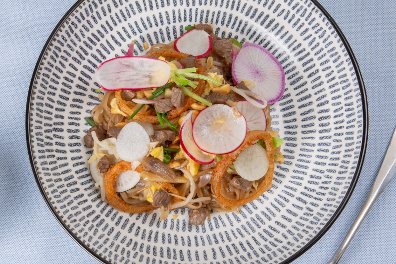 Pad thaï au bœuf, radis et oignons frits