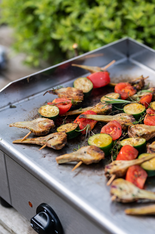 Brochettes aux artichauts petits violets