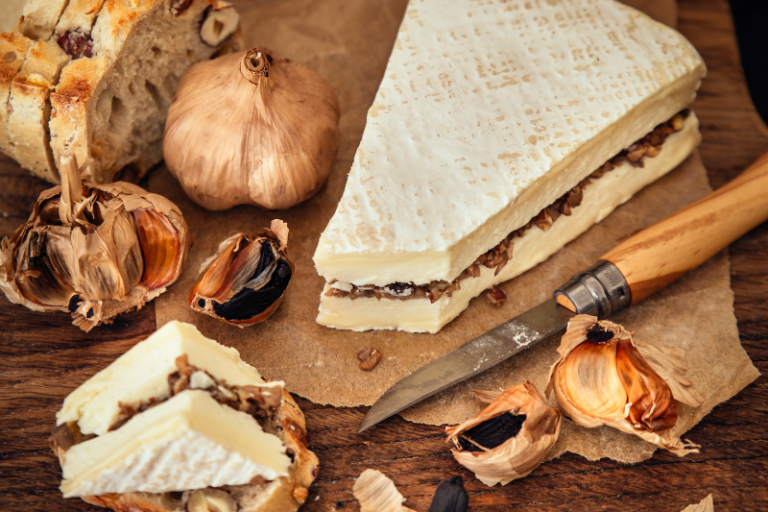 Brie aux champignons et à l’ail noir