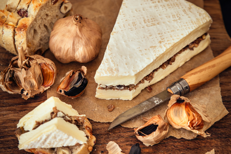 Brie aux champignons et à l’ail noir