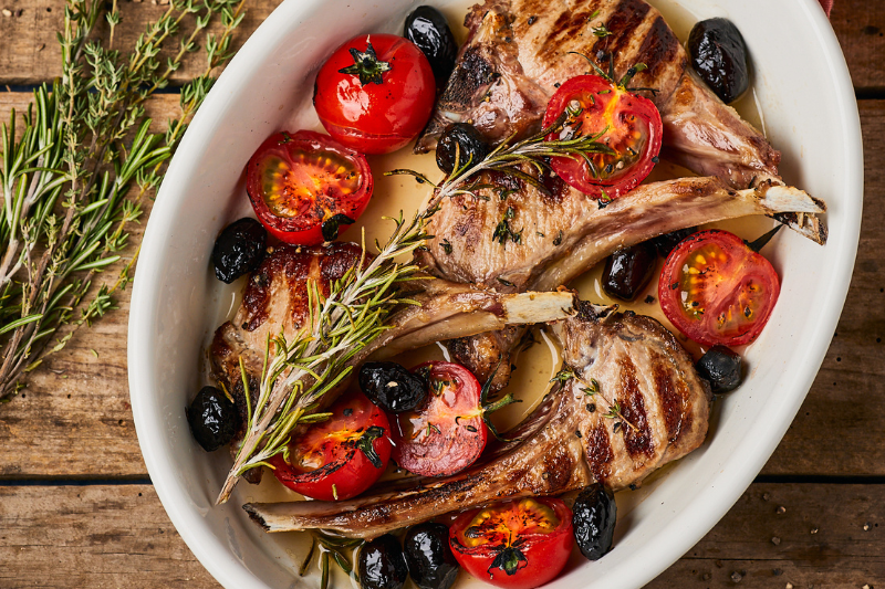 Côtelettes d’agneau rôties aux tomates