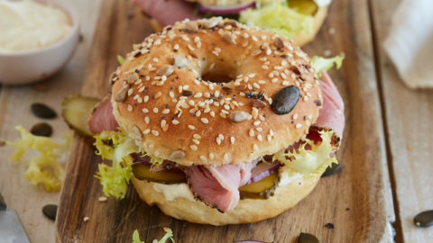 Bagels maison au jambon et aux cornichons