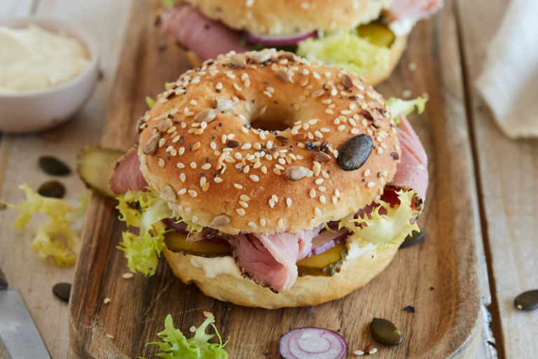 Bagels maison au jambon et aux cornichons