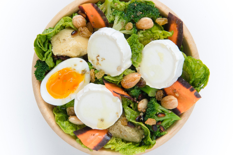 Bowl de légumes et bûchette de chèvre