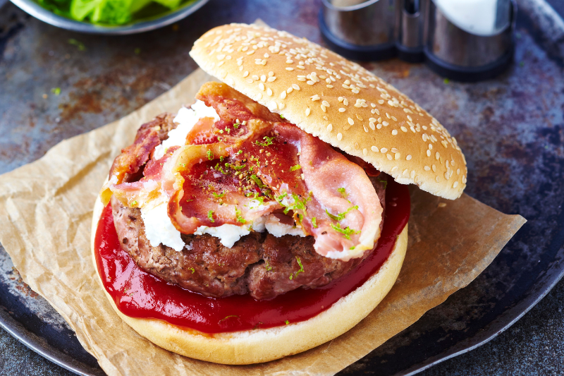 Burger d’agneau au chèvre et au bacon