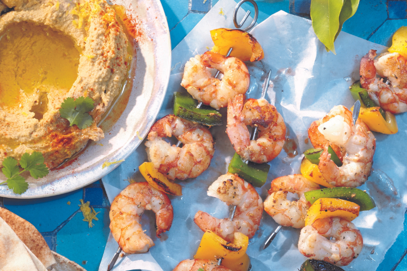 Brochettes de crevettes au houmous