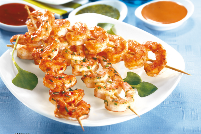 Brochettes de crevettes marinées