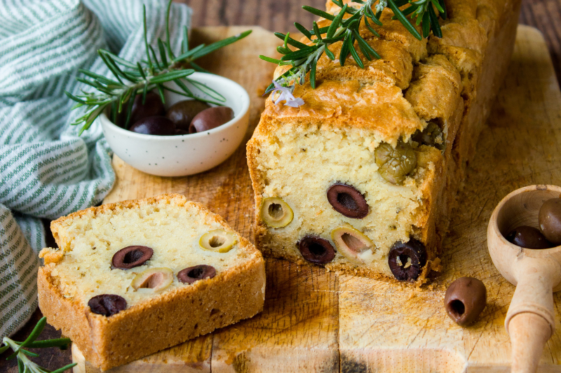 Cake aux olives et au romarin