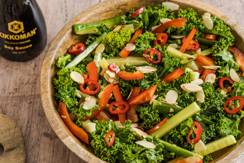 Salade de kale au piment et aux amandes