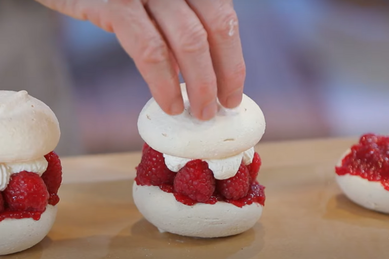 Meringues aux fruits rouges, la recette d’Eric Kayser Kiss My Chef