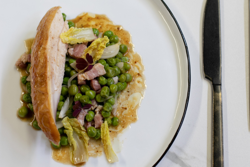 Suprêmes de pintade aux petits pois