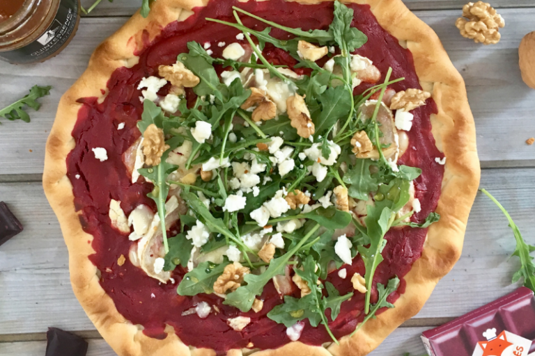 Pizza au chèvre et sauce betterave